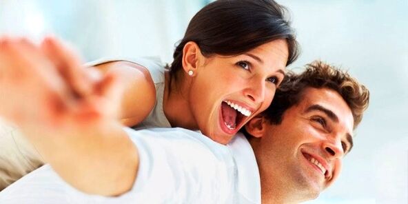 femme heureuse et homme avec une puissance accrue