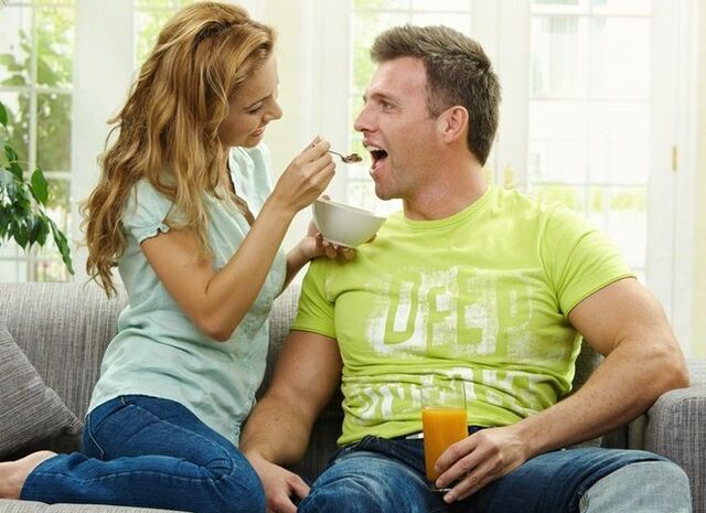 une femme donne à l'homme des produits pour augmenter sa puissance